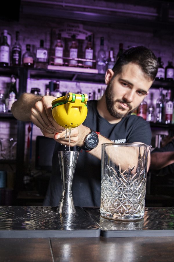 Passion et savoir-faire pour devenir barman : découvrez les métiers qui animent nos expériences culinaires